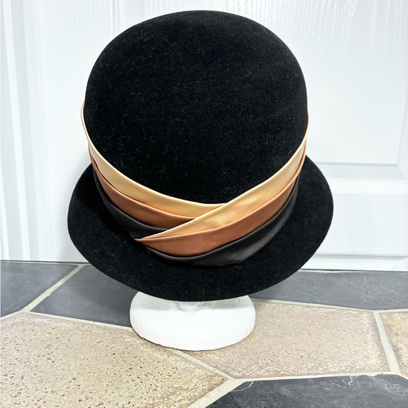 50s UNION MADE Black Wool Felt Cloche Hat Bronze & Champagne Satin Bands Sz 22.5 - Picture 3 of 7